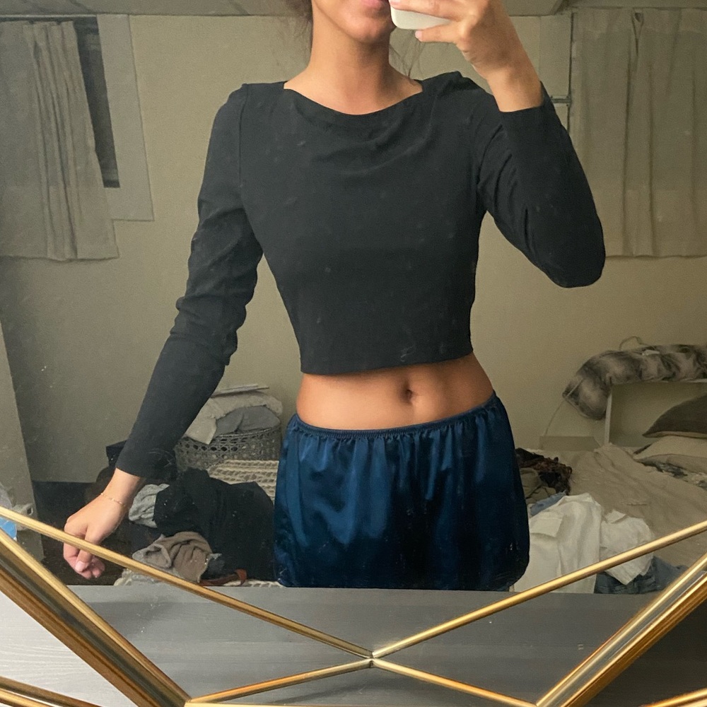 Black long sleeve lululemon crop top